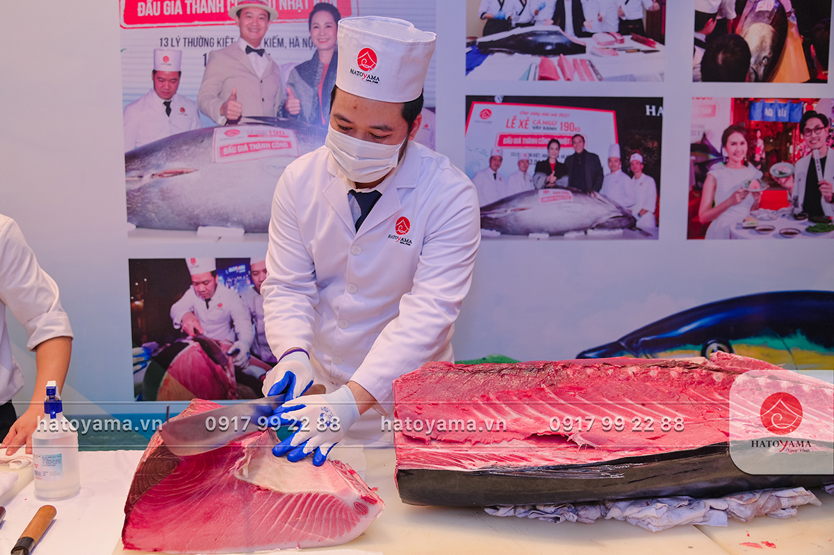 Hatoyama là nhà hàng Nhật Bản tại Hà Nội thường xuyên tổ chức xẻ cá ngay tại nhà hàng để đón tiếp thực kgacsh