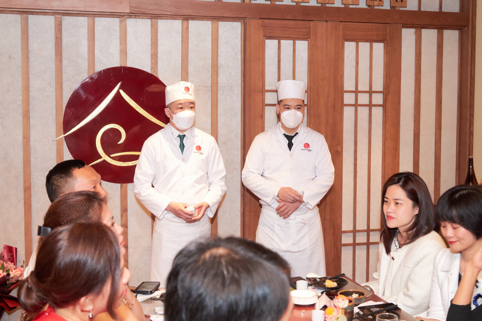 Chef Kyo Nguyễn và Chef Nemoto đang giới thiệu với thực khách về thực đơn đặc biệt của buổi tiệc