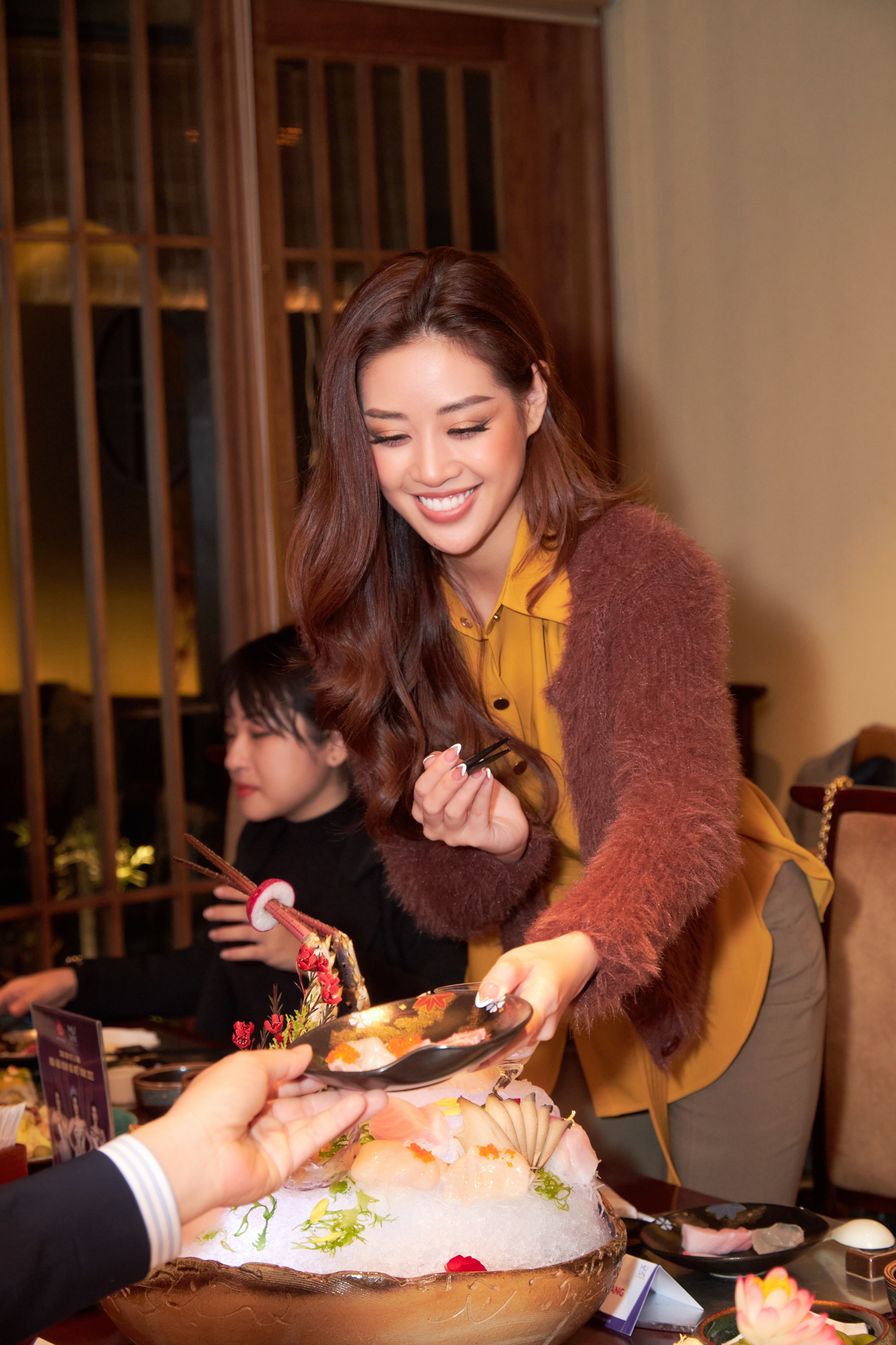 Hoa hậu Khánh Vân hào hứng thưởng thức món Sashimi đắt nhất Việt Nam