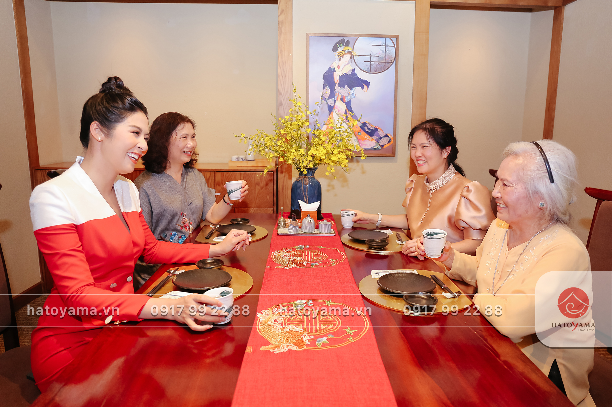 Hoa hậu Ngọc Hân tham dự sự kiện và dùng bữa tại Hatoyama