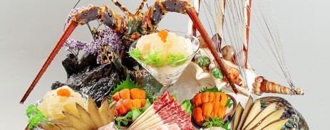 Ẩm thực Nhật Bản nổi tiếng với những món ăn tinh tế, được chế biến từ nguyên liệu tươi ngon và phương pháp chế biến, trình bày độc đáo. Những món ăn này mang lại cảm giác tươi mới, dễ chịu cho người thưởng thức, đặc biệt là vào mùa hè. Trong những ngày tiết trời nắng nóng, đây là những món ăn thực khách không thể bỏ qua khi tới các nhà hàng Nhật Bản tại Hà Nội.