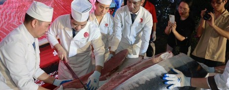 Cá ngừ được xẻ bởi những đầu bếp chuyên nghiệp, giàu kinh nghiệm của nhà hàng