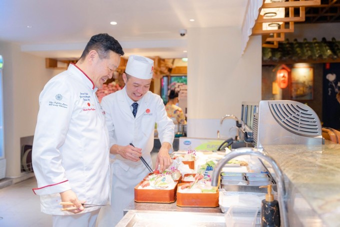 Đại sứ Tomisawa thẩm định chất lượng món ăn tại nhà hàng Hatoyama Hải Phòng. Ảnh: Hatoyama