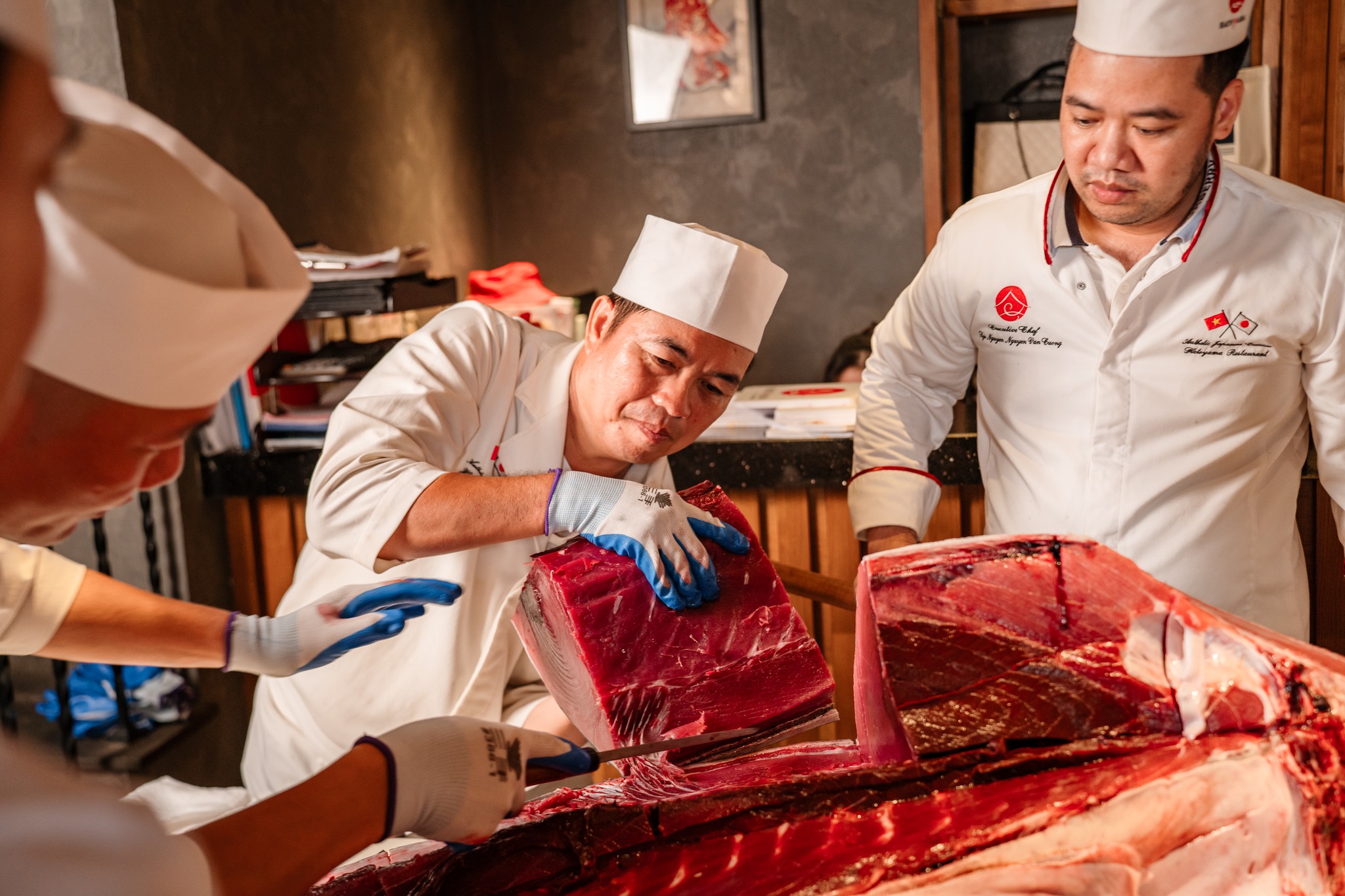 Xẻ cá ngừ vây xanh - Chia sẻ khoảnh khắc gia đình