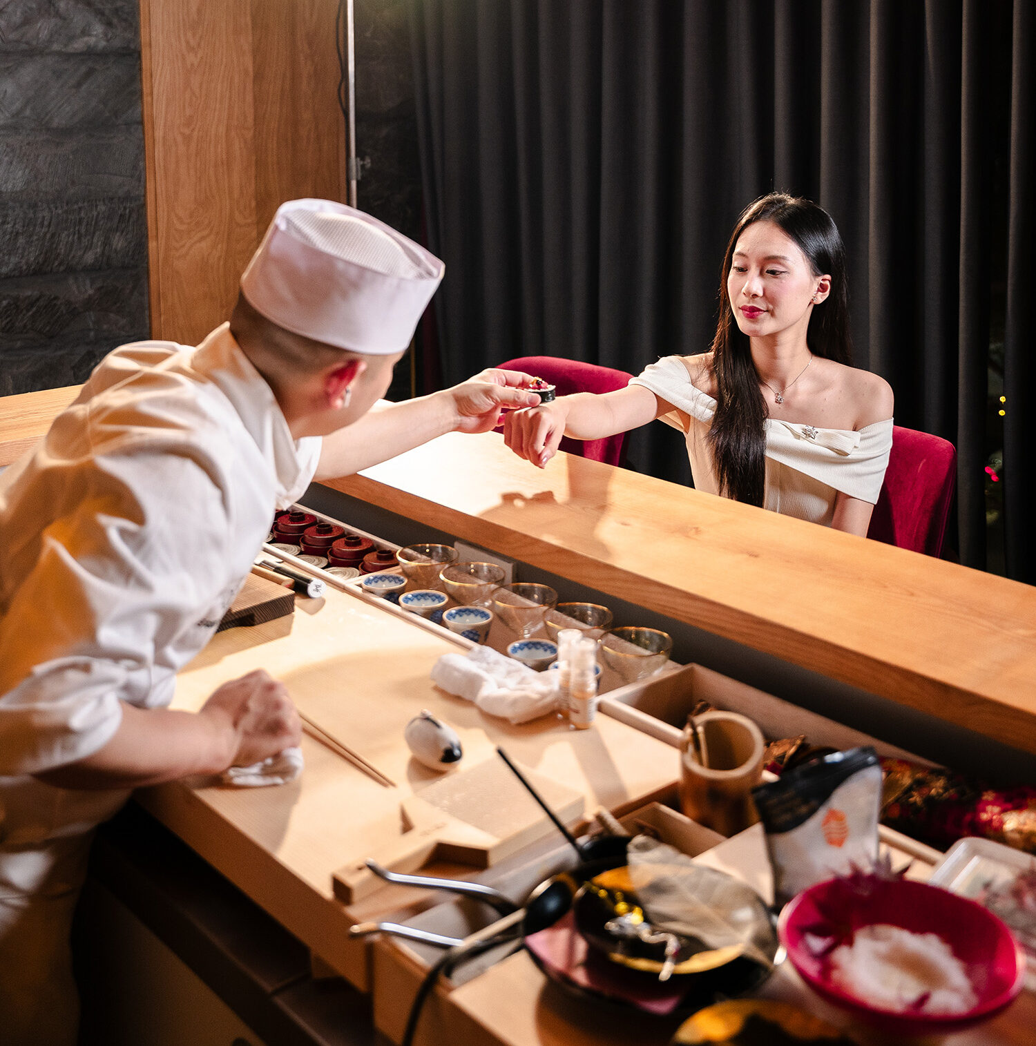 Thực khách tương tác với bếp trưởng trong trải nghiệm Omakase