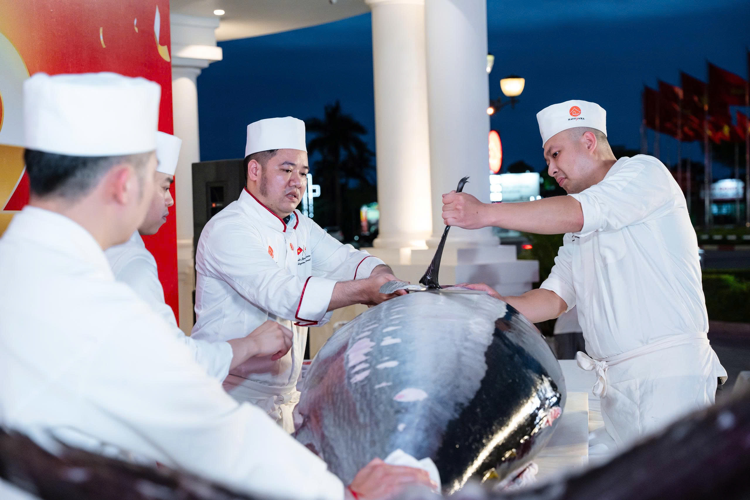 Xẻ cá ngừ vây xanh mừng năm mới - Đón sinh nhật Hatoyama Hạ Long 3 tuổi