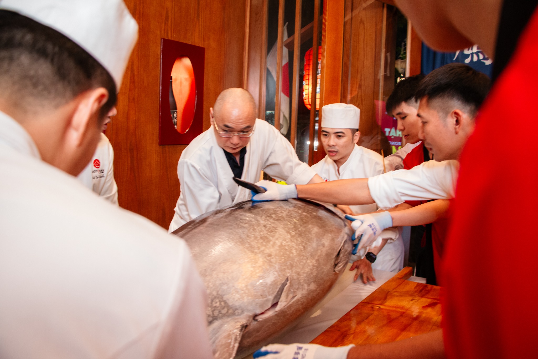 Xẻ cá ngừ Nhật Bản - Chúc hạnh phúc và thịnh vượng