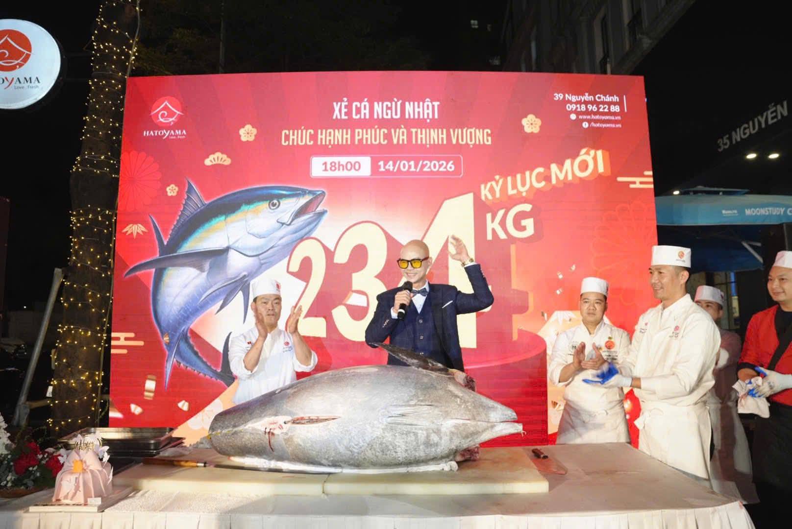 Xẻ cá ngừ vây xanh - Chúc năm mới an lành