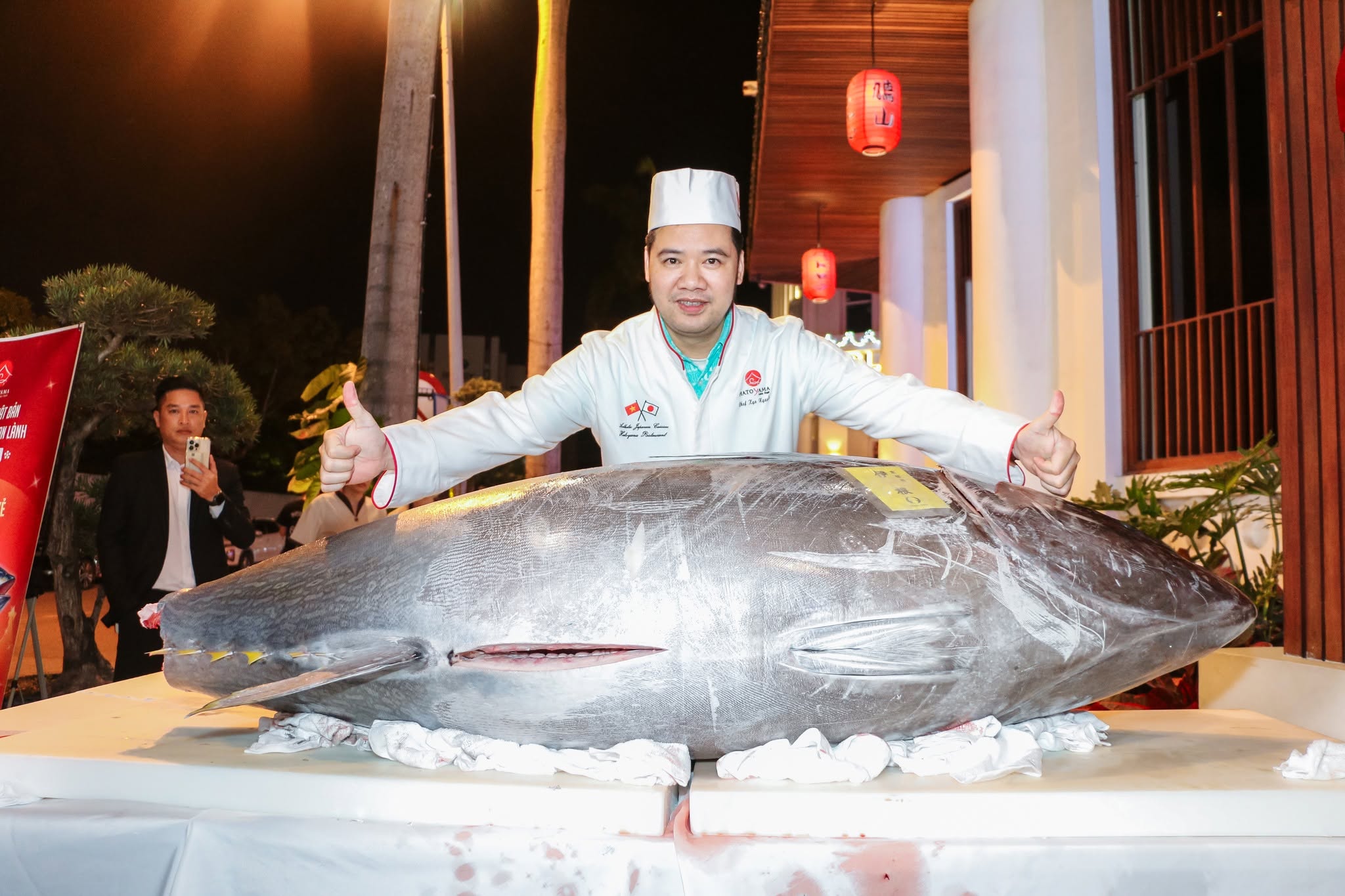 Xẻ cá ngừ vây xanh - Mừng sinh nhật Hatoyama Hải Phòng 3 tuổi